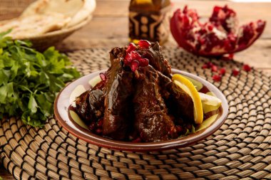 Asma yaprakları kireç ile servis edilir ahşap masa arkaplanda aperatif yan görünüm