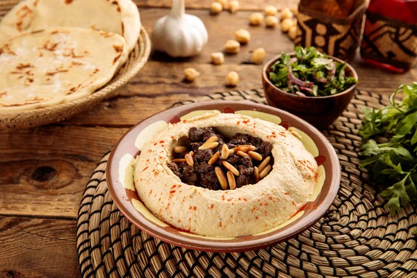 Humus Bil Laham Servi Dans Plat Isolé Sur Fond Table — Photo