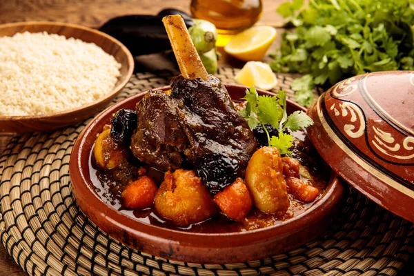 Moroccan Lamb Vegetables Tangine Bread Served Dish Isolated Wooden Background — Foto de Stock