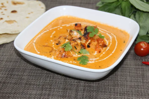 Butter Chicken Serviert Einer Schüssel Isoliert Auf Hölzernem Hintergrund Seitenansicht — Stockfoto