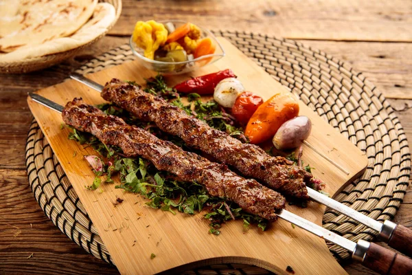 Adana Kebab Geserveerd Een Houten Snijplank Geïsoleerd Houten Achtergrond Zijaanzicht — Stockfoto