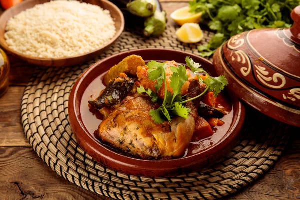 Moroccan Chicken Vegetables Tangine Couscous Bread Served Dish Isolated Wooden — Foto de Stock