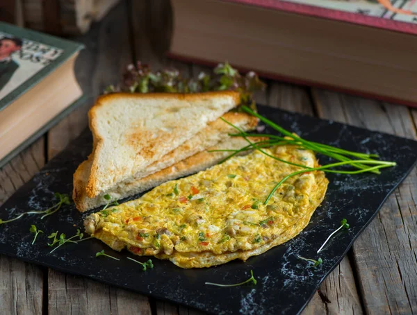 Vegetable Omelet Served Dish Isolated Cutting Board Side View Breakfast — 图库照片