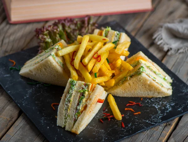 Club Sandwich Met Frietjes Geïsoleerd Snijplank Zijaanzicht Van Fastfood Houten — Stockfoto