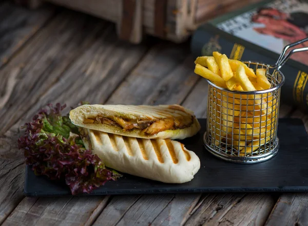 Potenti Panini Sandwich Met Frietjes Geïsoleerd Snijplank Zijaanzicht Van Fastfood — Stockfoto