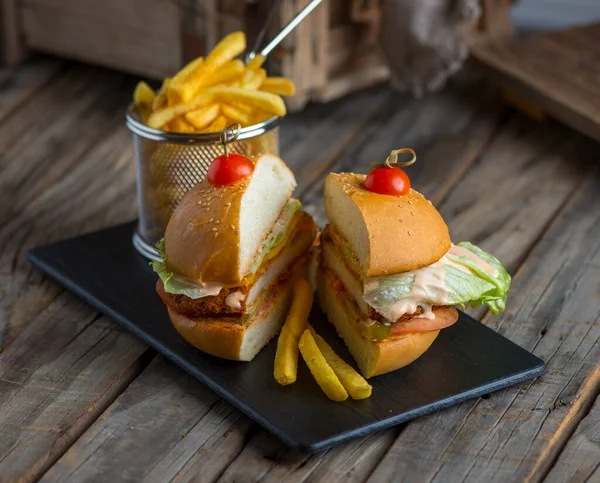 Kip Hamburger Met Frietjes Geïsoleerd Snijplank Zijaanzicht Van Fastfood Houten — Stockfoto