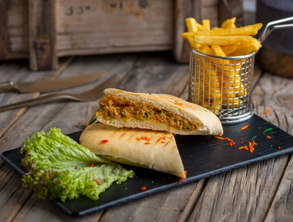 Kip Paddestoel Panini Met Frietjes Geïsoleerd Snijplank Zijaanzicht Van Fastfood — Stockfoto