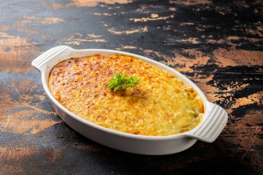 Al-Osra Çoban Turtası, arka planda izole edilmiş bir tabakta servis edilir.