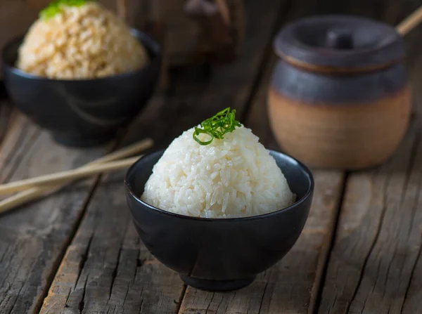 Japanese White Rice Serwowane Naczyniu Odizolowanym Drewnianym Widoku Bocznym Deski — Zdjęcie stockowe