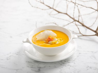 Kızarmış patates kızartması ya da mayonez soslu patates cipsi tabak manzaralı servis edilir.