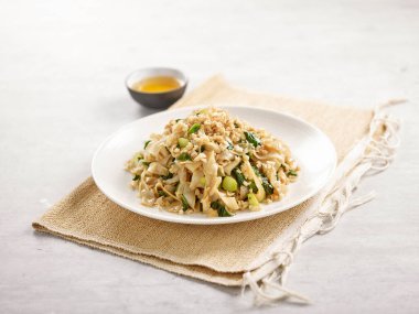 Kai Lan 'la Wok-fried Hor Fun ve Konserve Şalgam, tahtadan yapılmış, arka planda gri bir tabakta servis ediliyor.