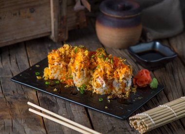 Miku maki, ahşap arka plan görünümünde izole edilmiş bir tabakta servis yapıyordu.