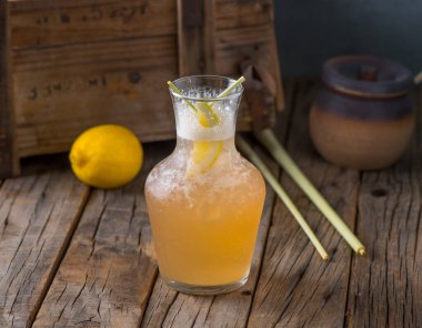 Tahta masa manzarasında izole edilmiş kavanozda servis edilen çiğ meyveli taze kazumi suyu.