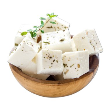 Feta peyniri küpü ahşap bir kasede servis edilir. Fast food 'un beyaz arka planında izole edilmiş.