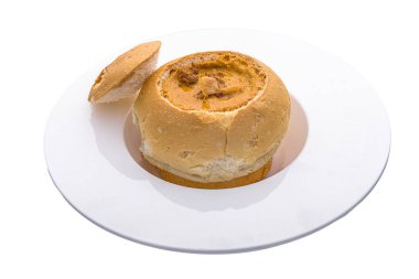 Nanyang Curry Lion Mane, Ekmek Kasesi 'nde servis edildi. Beyaz arka plan görünümünde izole edilmiş.