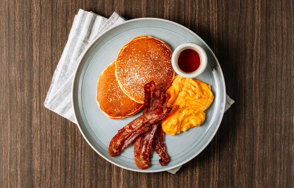 Full American Breakfast Butter Pancakes Fried Eggs Bacon Sausages Served — 图库照片