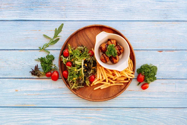 Valle Meatballs Chips Salad Tomato Cherry Served Dish Isolated Wooden — Stock fotografie