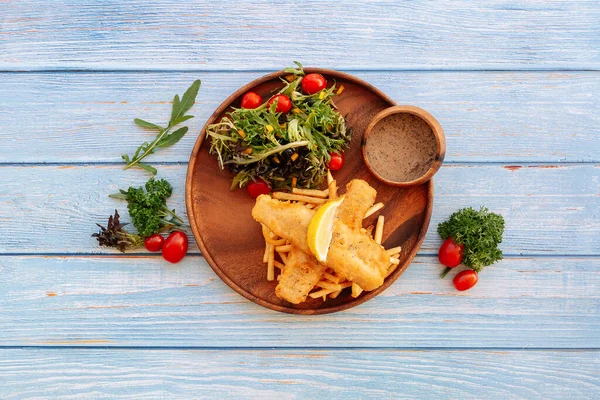 Valle Black Pepper Cod Fish Chips Salad Lime Cherry Tomato — Stock fotografie