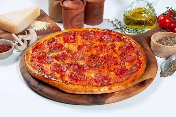 Pepperoni Pizza Tomato Onion Chili Powder Black Pepper Isolated Wooden — Foto Stock