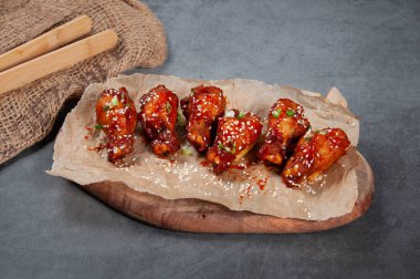 Tavuk Drumlet 6 parça ahşap tahta üzerinde izole gri arka plan görünümlü fast food