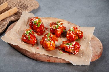 Kemiksiz tavuk kanatları Gri arka plandaki tahtadan izole edilmiş 6 parça fast food manzarasını ısırır