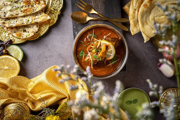 Nihari Gosht Paratha Chutney Raita Roti Served Dish Isolated Dark — Stock Photo, Image