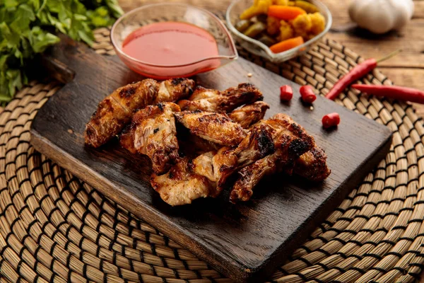 Grilled Chicken Wings Sauce Pickle Served Wooden Cutting Board Isolated — Stock fotografie