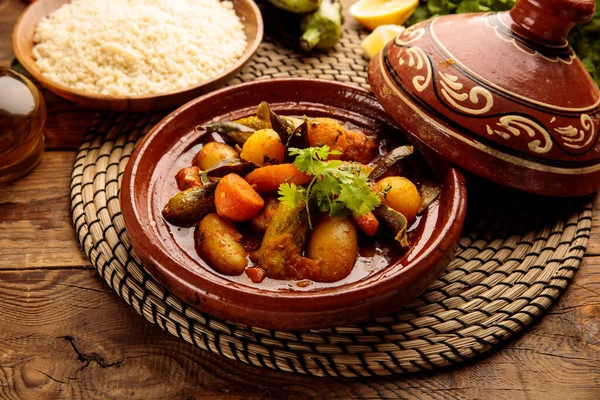 Марокканский Таджин Рисом Подается Блюдо Изолированы Деревянном Фоне Вид Сбоку — стоковое фото