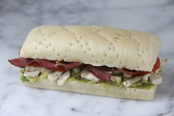 Grilled Chicken Bacon Avocado Sandwich Geïsoleerd Grijze Achtergrond Uitzicht Fastfood — Stockfoto