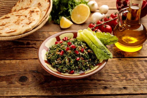 Tabbouleh Met Brood Kalk Geserveerd Een Schotel Geïsoleerd Grijze Achtergrond — Stockfoto