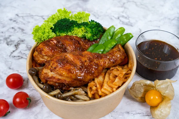 Baked Sambal Chicken Drumstick Noodle Mushroom Tomato Carrot Cucumber Sauce —  Fotos de Stock