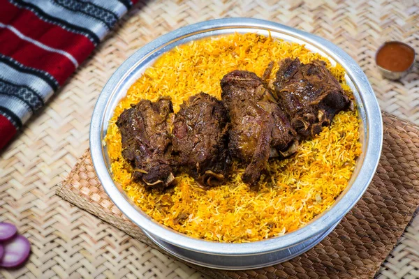 Arabian Mutabbaq Meat Samak Rice Motabaq Chicken Served Dish Top — Stockfoto