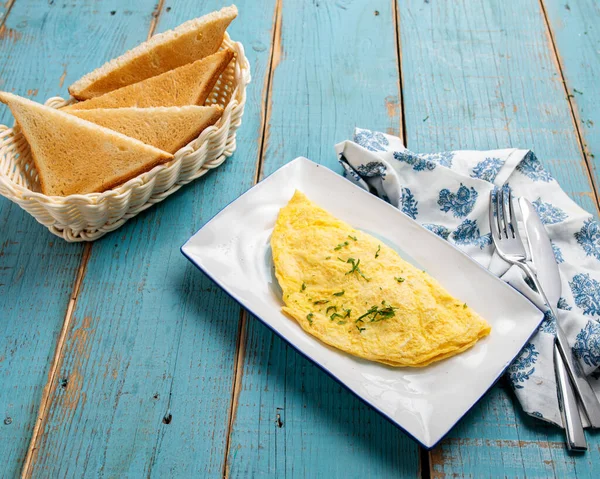 有面包的煎蛋卷 侧面看早餐 隔离在木制桌子上 — 图库照片