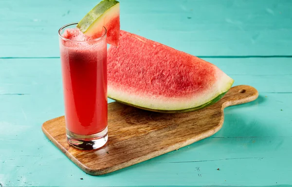 Färskvatten Melonsaft Med Vatten Melonskiva Serveras Ett Glas Isolerad Skärbräda — Stockfoto