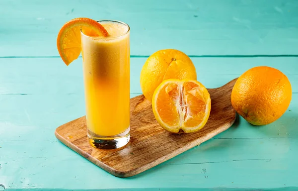 Fresh Orange Juice Raw Oranges Served Glass Isolated Cutting Board — Stock Photo, Image