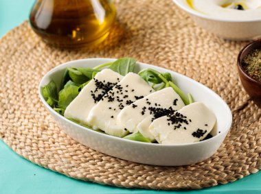 Izgara Halloumi peyniri, ahşap masa kenarındaki orta doğu yemeklerinde servis edilir.