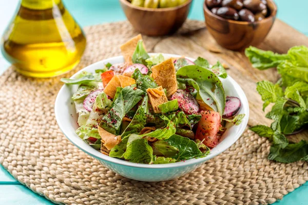 Fattoush Servi Dans Plat Isolé Sur Une Table Bois Vue — Photo