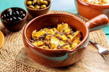 Awarma yumurtası, tenha bir tabakta servis edilir. Ortadoğu yemeklerinin ahşap masa manzarasında.