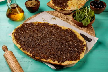 Zataar Mashrooha pizzası yemek masasında servis edilir.