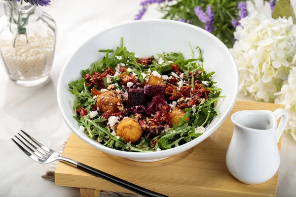 Salade Fraîche Adorable Servie Dans Plat Isolé Sur Table Vue — Photo