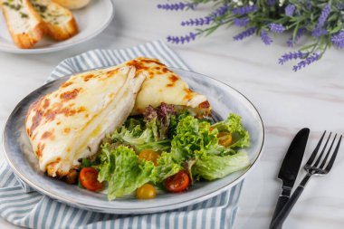 Mısır gevreği, salata, domates vişneli ve sarımsaklı ekmek. Masa başında servis edilen Arap fast food.