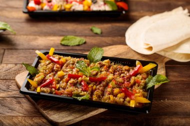 Baba ghanough yanında patates kızartması ve ekmek ile servis edilir tahtadan masa arkasında izole edilmiş fast food manzarası