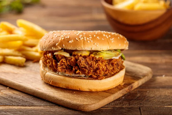 Kip Zinger Hamburger Met Frietjes Geserveerd Een Snijplank Geïsoleerd Houten — Stockfoto
