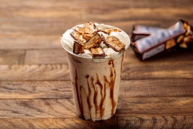 Snickers milkshake servis edilir cam yan görünüm ahşap masa sabah yemeği