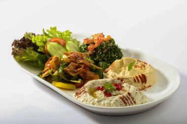 Karışık MIX APPETIZER 'lar HUMUS, MÜTABAL, FATOUSH, TABOULA ve taze salata Arap yemeklerinin yanında servis edilir.