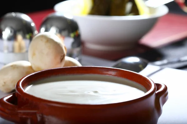 Mushroom Soupはアラブ料理のポットクローズサイドビューで提供 — ストック写真