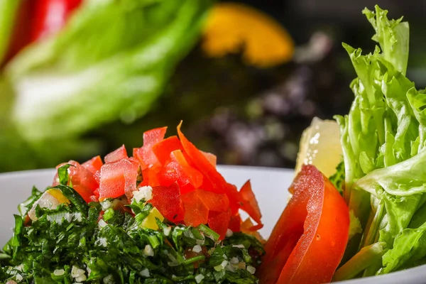 Taboula Salade Tabouleh Avec Tomate Feuilles Servies Dans Plat Vue — Photo