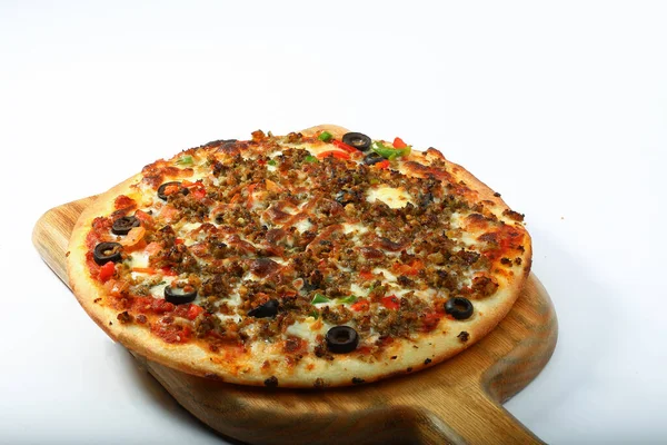 Pizza Especial Carne Bovino Tikka Servida Uma Tábua Corte Isolada — Fotografia de Stock