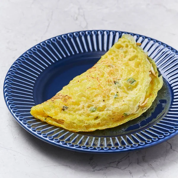 Omelete Crocante Vietnamita Crepe Servido Prato Isolado Fundo Cinza Vista — Fotografia de Stock