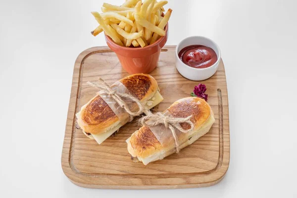 Cheese Steak Sandwich Met Frietjes Tomatensaus Geserveerd Een Schotel Geïsoleerd — Stockfoto